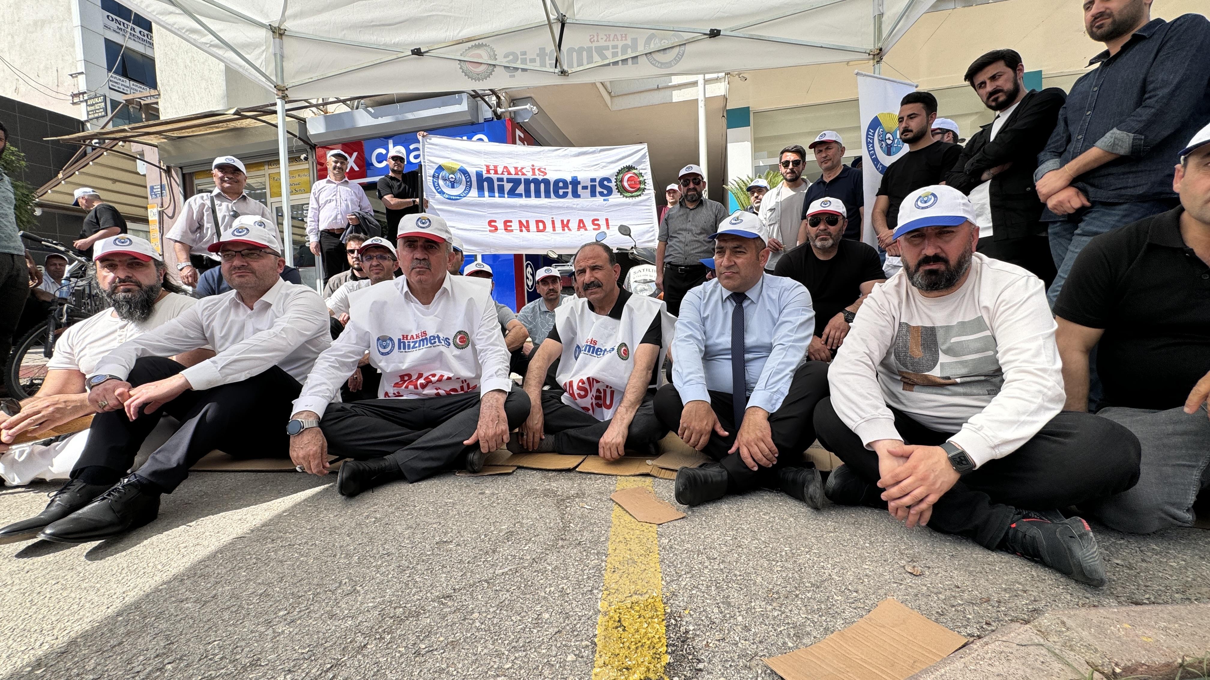Mersin'de Silifke Belediyesinden çıkarılan işçiler için protesto