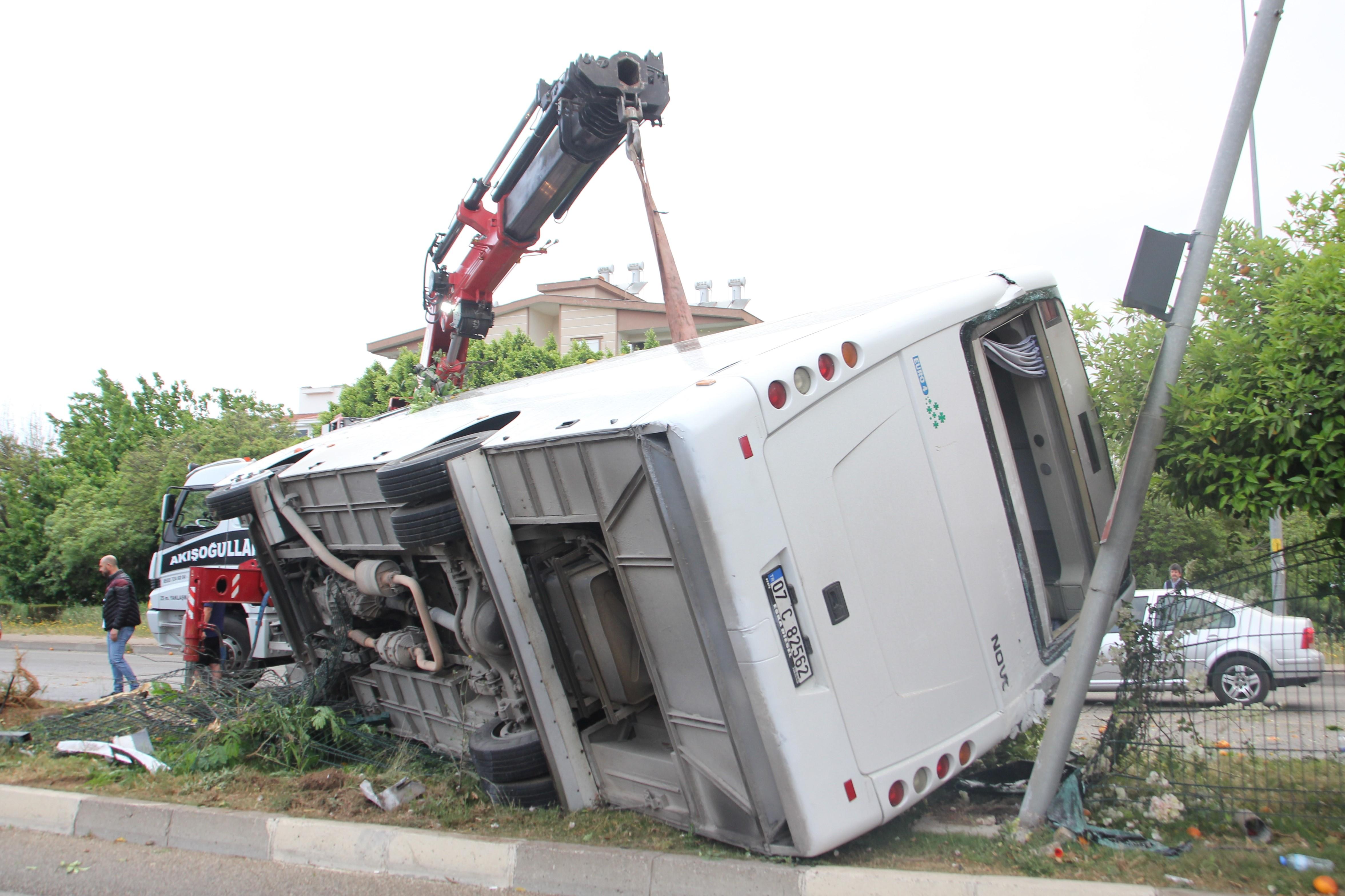 Antalya’da korkunç kaza!otel servisi devrildi: 19 yaralı