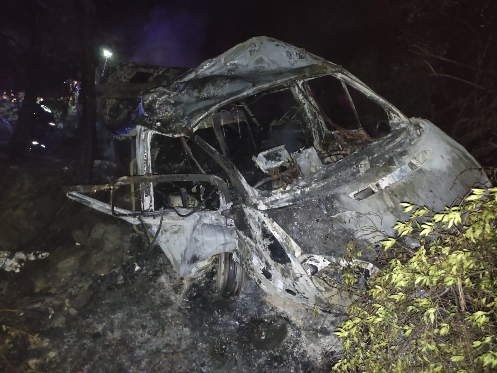 Adana'da uçuruma devrilip yanan minibüsteki 3 kişi öldü, 18 kişi yaralandı