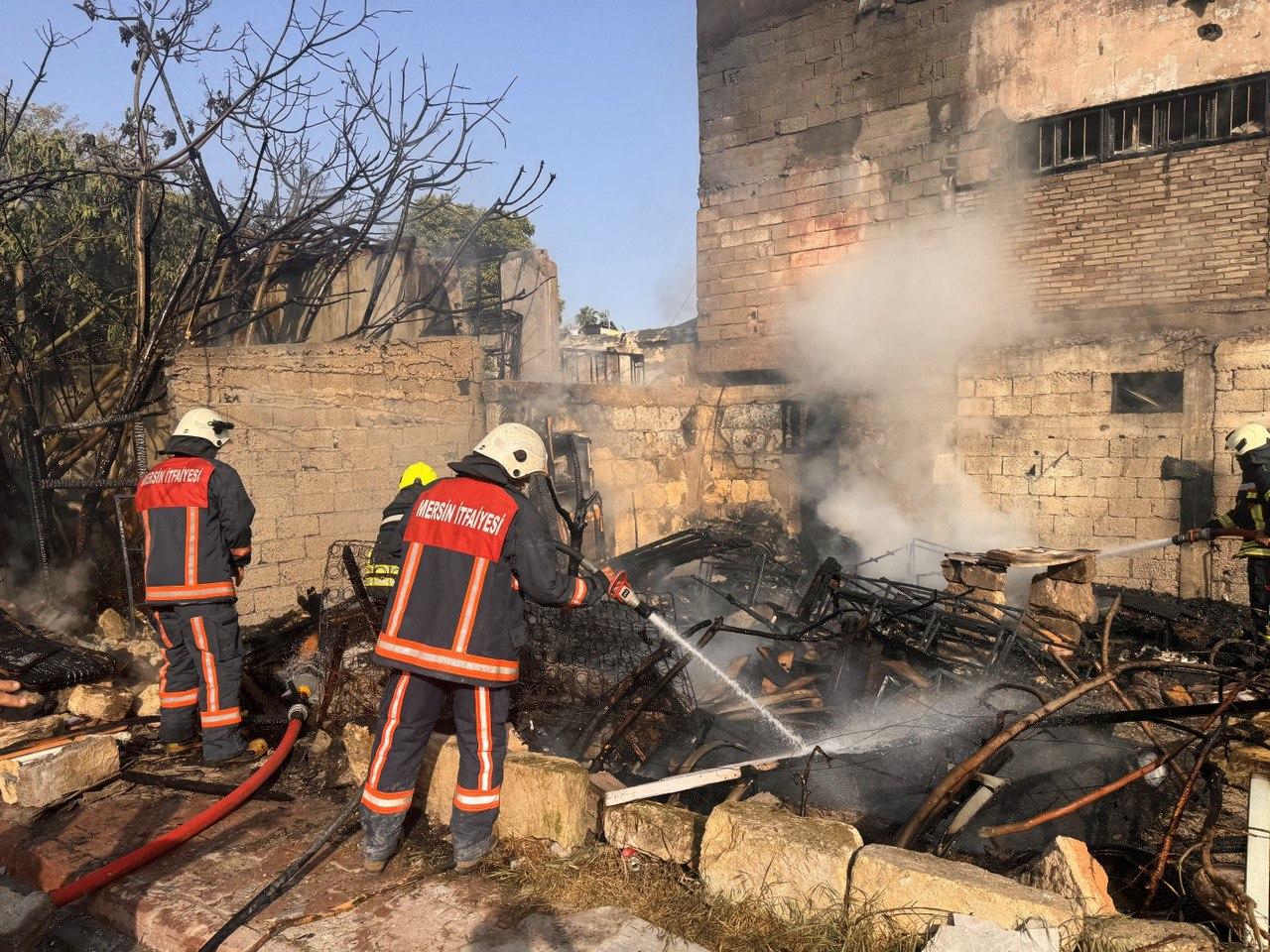 Mersin'de apartmanın arka kısmındaki ev eşyaları yandı