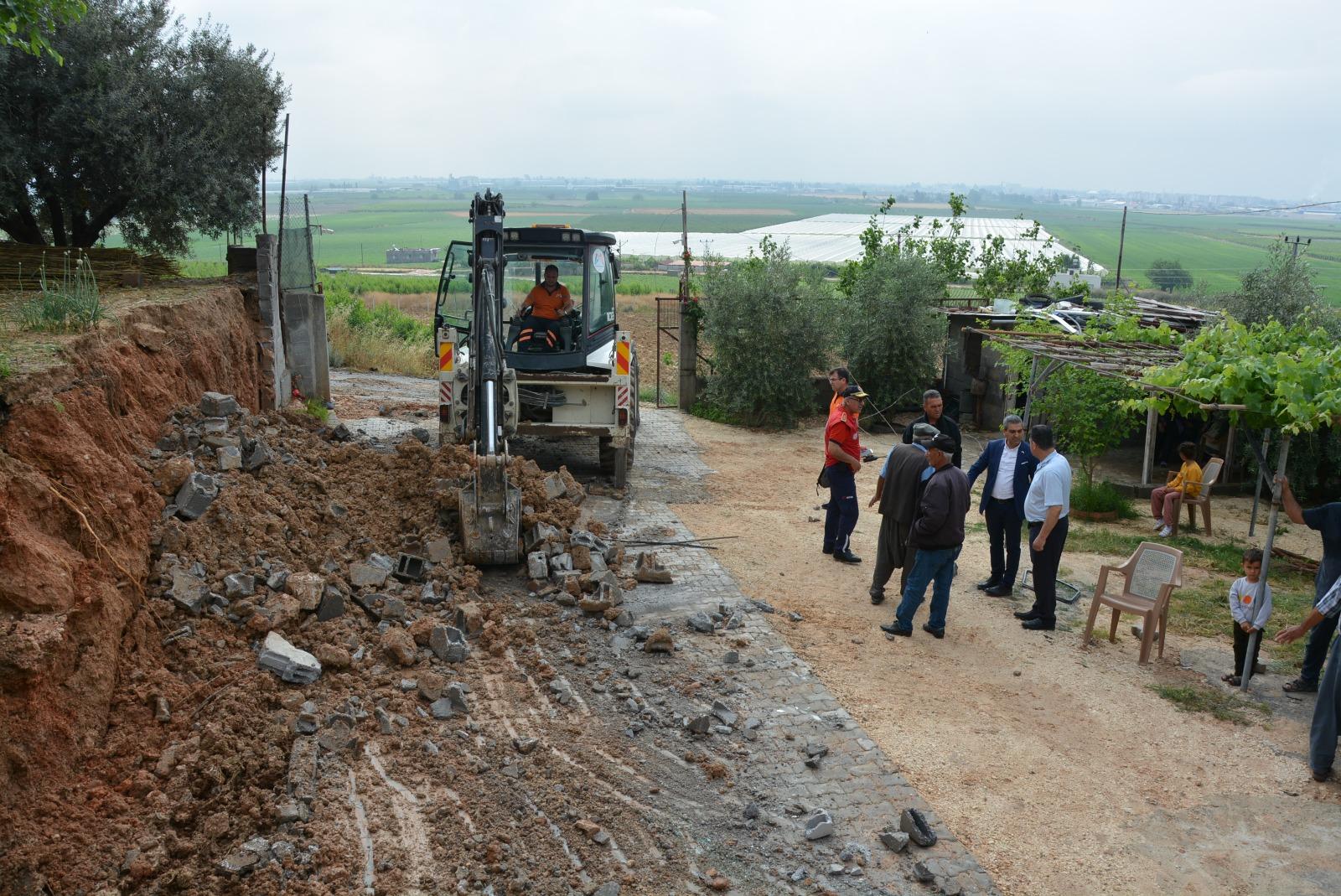 Tarsus'ta çöken istinat duvarı park halindeki otomobilde hasara yol açtı