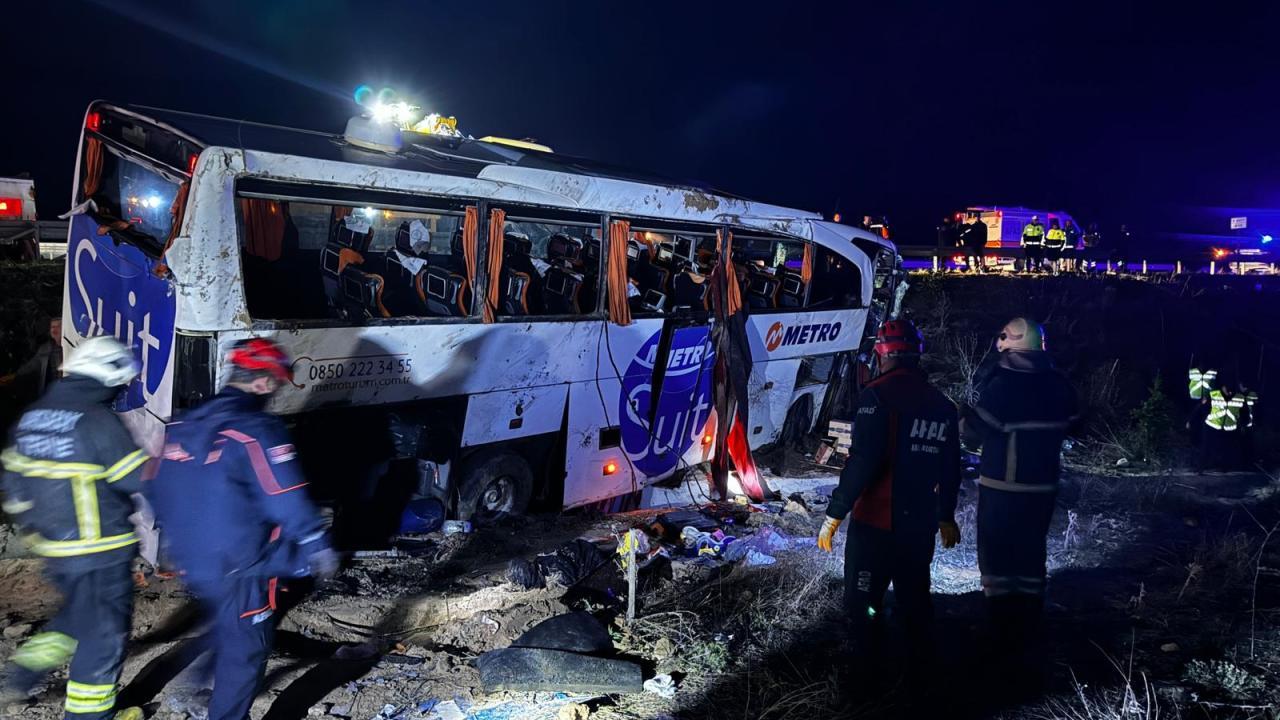 Aksaray'da otobüs kazası! Araç taklalar atarak savruldu Vali kazanın nedenini açıkladı 2 ölü, 34 yaralı