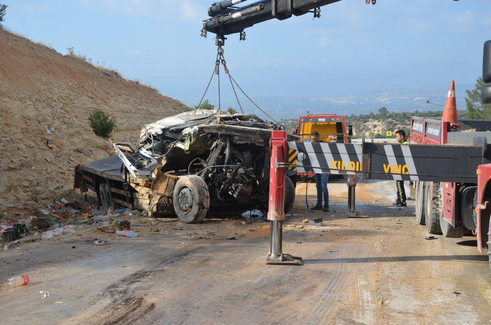 Mersin'de devrilen kamyonun şoförü öldü