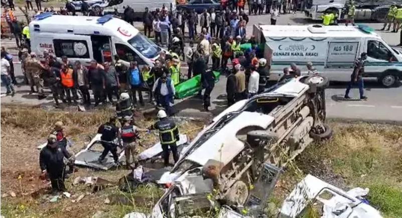 Gaziantep’te feci kaza! TIR, yolcu minibüsünü biçti: 8 ölü, 11 yaralı